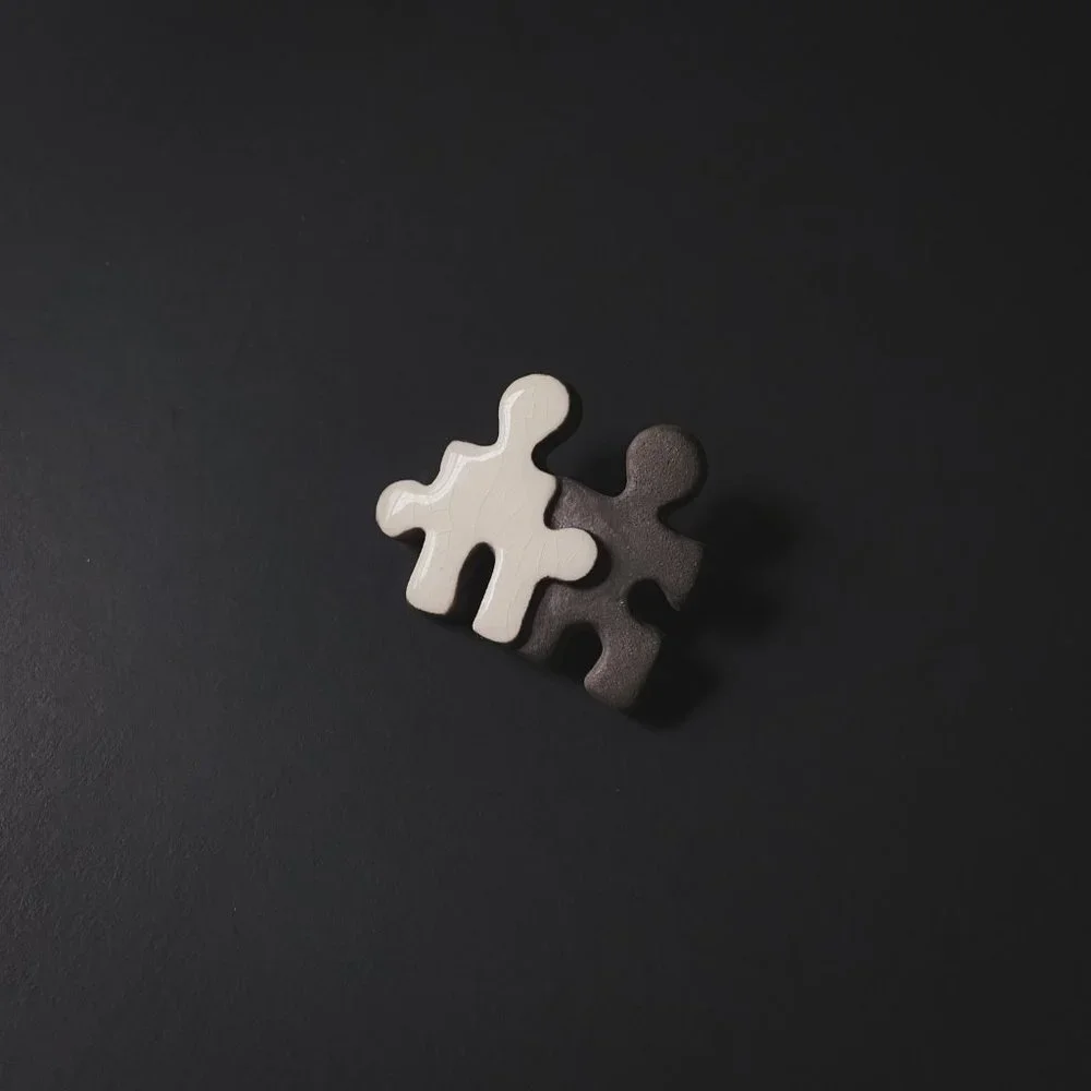 Vintage 1993 Ceramic White and Grey Enamel Interlocking Puzzle Piece Brooch - Picture 5 of 7